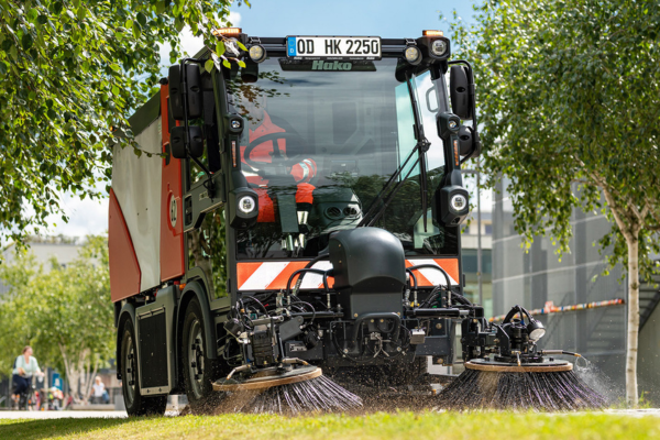 Kompaktkehrmaschinen können auch große Flächen effizient reinigen, sind aber deutlich kleiner und wendiger als große Straßenkehrmaschinen.